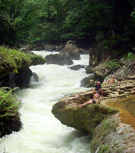 Cauce del Río que se esconde bajo la roca Cauce del Río que se esconde bajo la roca