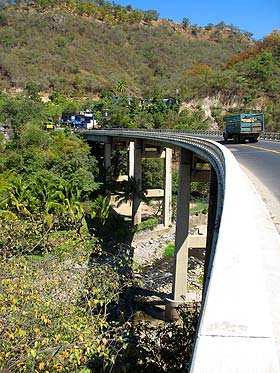 El puente curvo de Agua Caliente