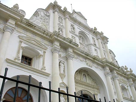 Catedral de San José en La Antigua Guatemala, con detalles estilo Barroco.