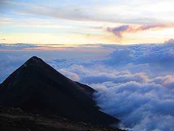 Volcán de Fuego visto desde el Volcán Acatenango.
