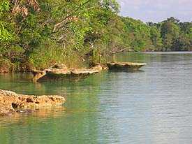 Mañana soleada en la Laguna de Lachuá. Fotografía por Ottoniel Hernandez Istupe. Mañana soleada en la Laguna de Lachuá. Fotografía por Ottoniel Hernandez Istupe.