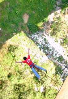 El salto en sí proporciona una gran emoción y sensación de libertad. El salto en sí proporciona una gran emoción y sensación de libertad.