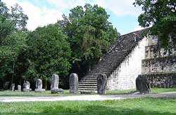 Templo maya en Tikal. Foto cortesía de http://www.fotosdeguatemala.com