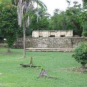Grupo Palacio, formado por estructuras abovedadas. Grupo Palacio, formado por estructuras abovedadas.