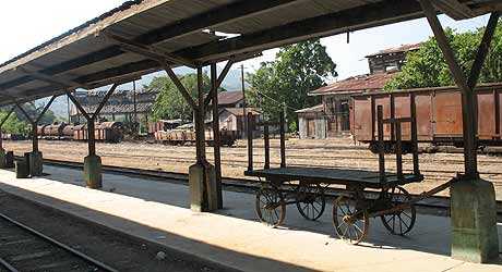 Vagones y tanques de combustible (fondo a la izquierda) de la estación.