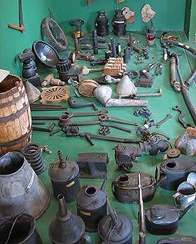 Variedad de utensilios de trabajo de la estación del tren.